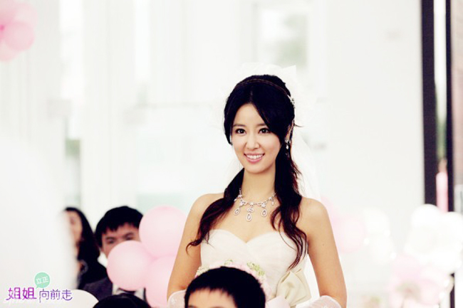 Ngoài 30, cô dâu Lâm Tâm Như vẫn xinh tươi lộng lẫy như gái đôi mươi.